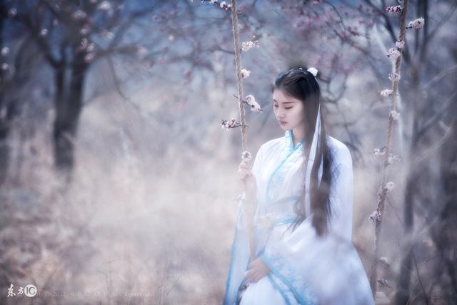 小说：王爷！要不您往一旁挪挪？这都肉挨肉了！