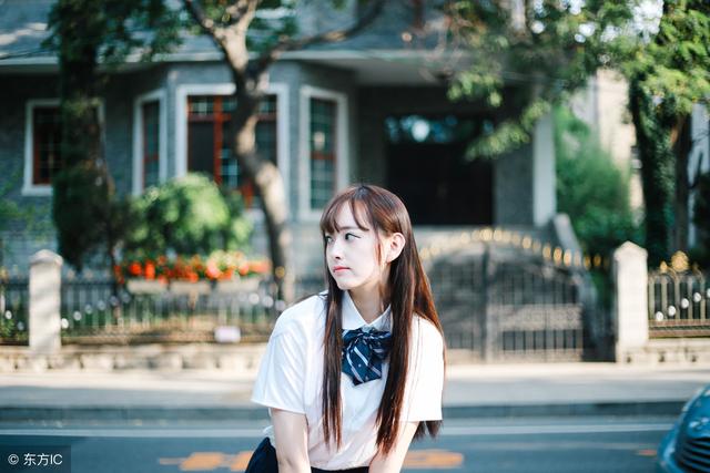 小说：她跟相公到田里挖野菜，回来后发现婆婆因急火攻心而晕倒了