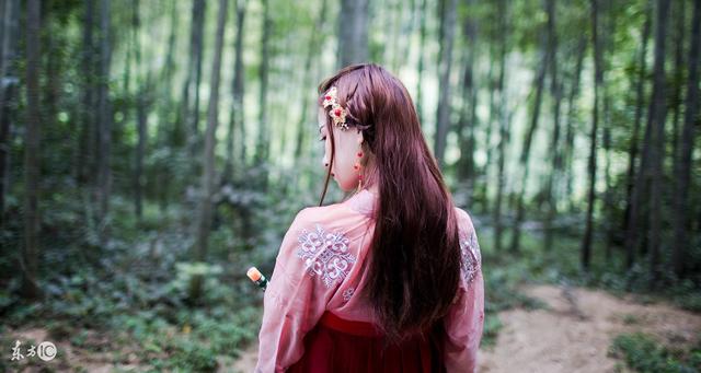 小说：她喘着粗气，眼中还带有几分惊惧，一个人在屋内转来转去