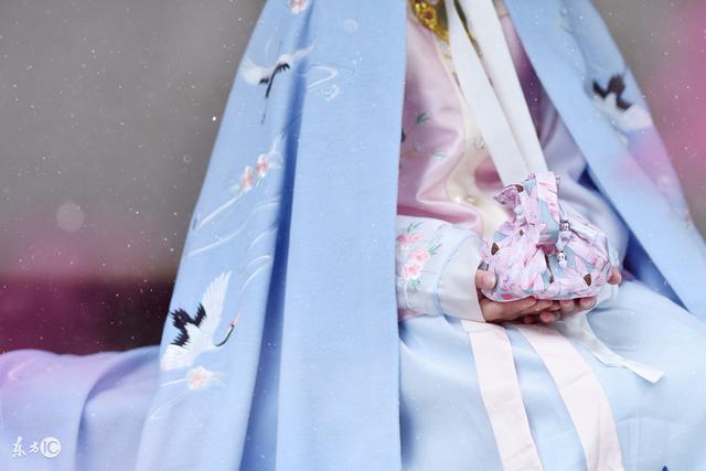 小说：鸭蛋和篮球一样大，小精灵贪吃了一整个，肚子疼痛无比