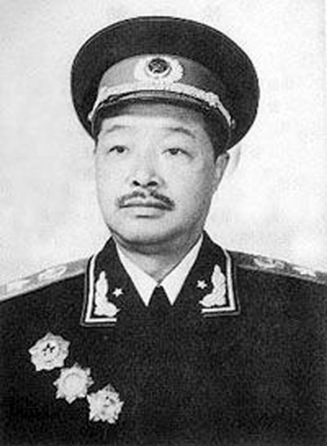 位列十大元帅之首，*德朱**的军衔命令状却不是001号，那001是谁？