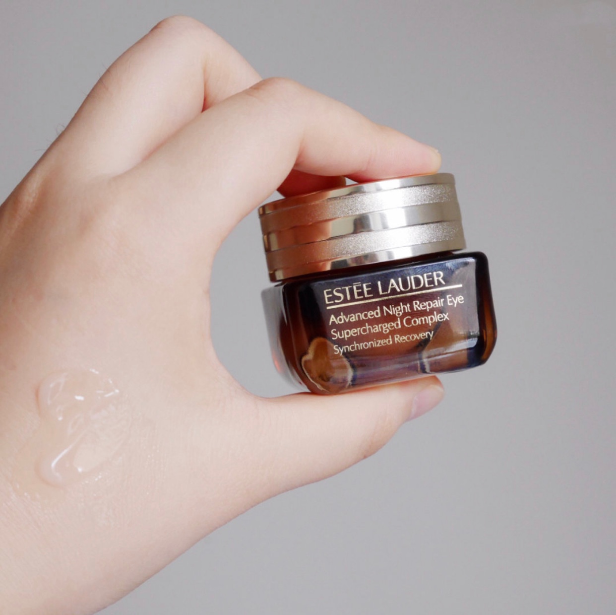 眼霜擦不擦的区别,眼霜擦跟不擦区别