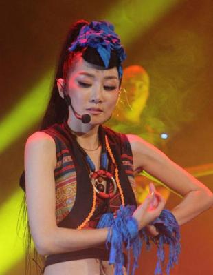 网红评委评价萨顶顶,网红点评专业歌手萨顶顶