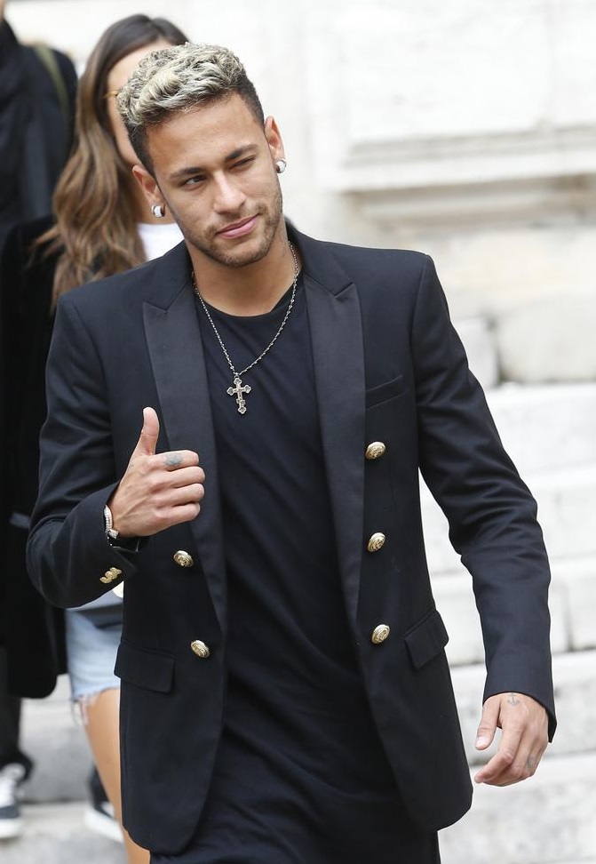 内马尔进球为白血病男孩跳舞,内马尔学患病孩子进球跳舞