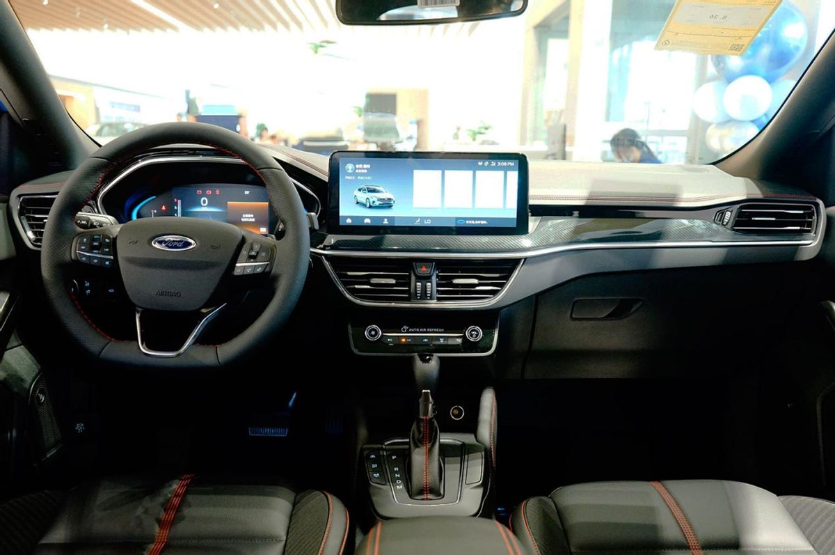 回归四缸底盘依旧出色后排舒适性不高2022款福克斯三厢实拍简评