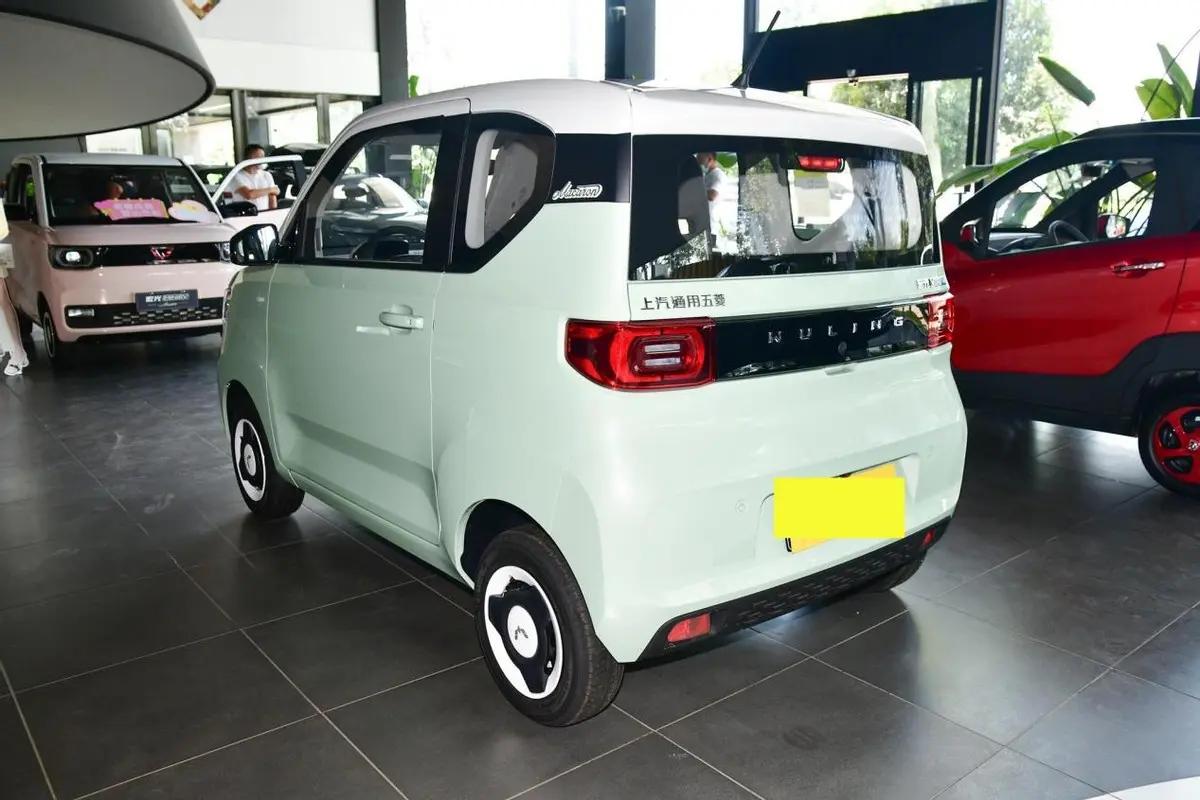 宏光miniev300km续航版奶咖色内饰,五菱宏光miniev120km选择哪个款式