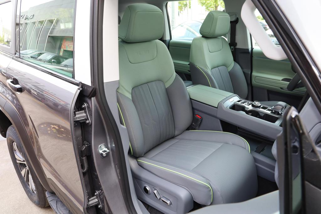 2019款北京bj40现在什么价,北京bj40环塔冠军版2022款试驾