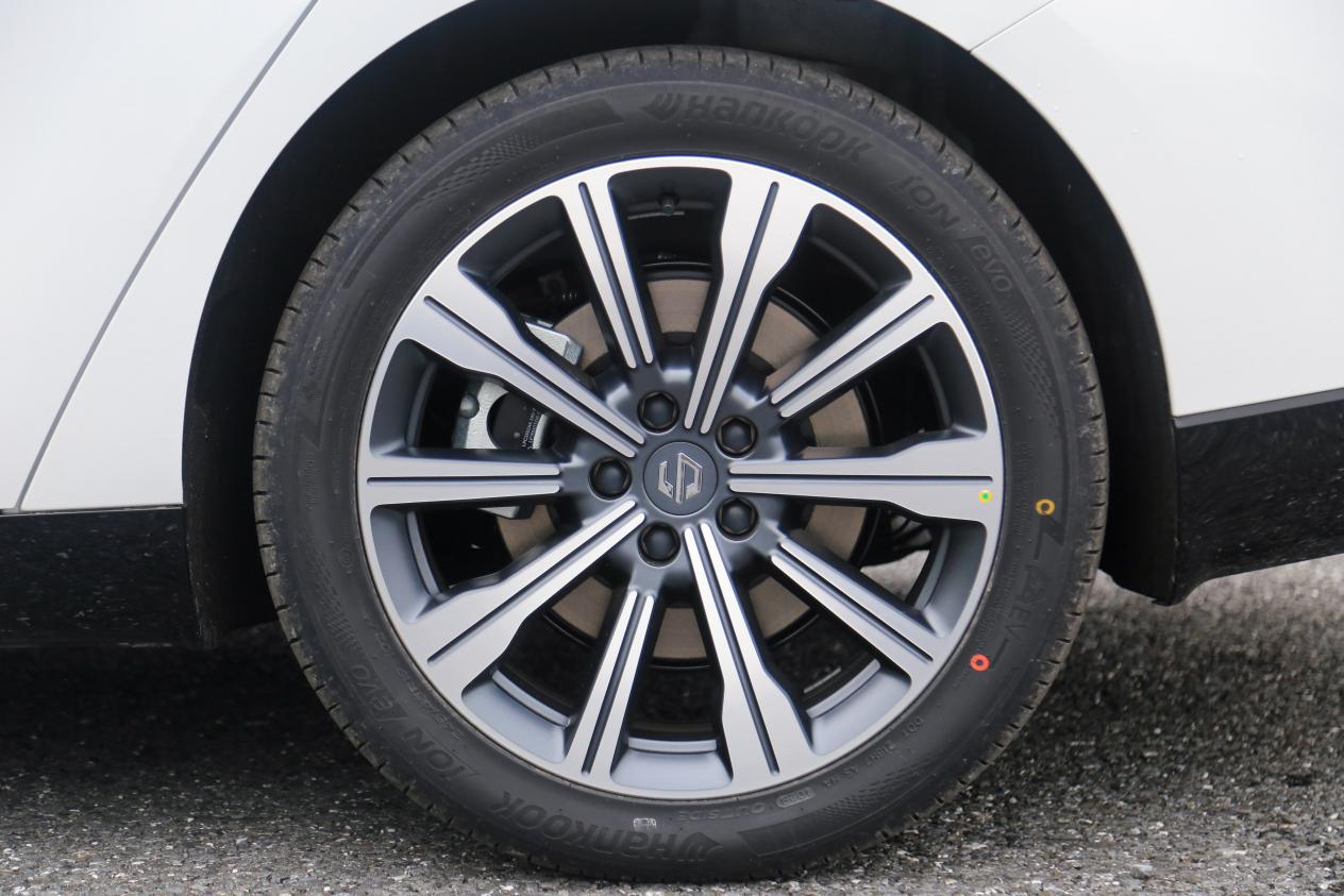 2023入门版c01和c11哪个值得买,零跑c01最新款试驾