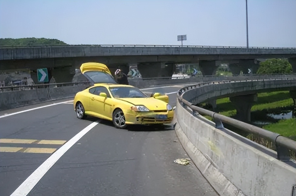 一不小心走神撞到护栏扣几分,撞到路边花坛扣几分