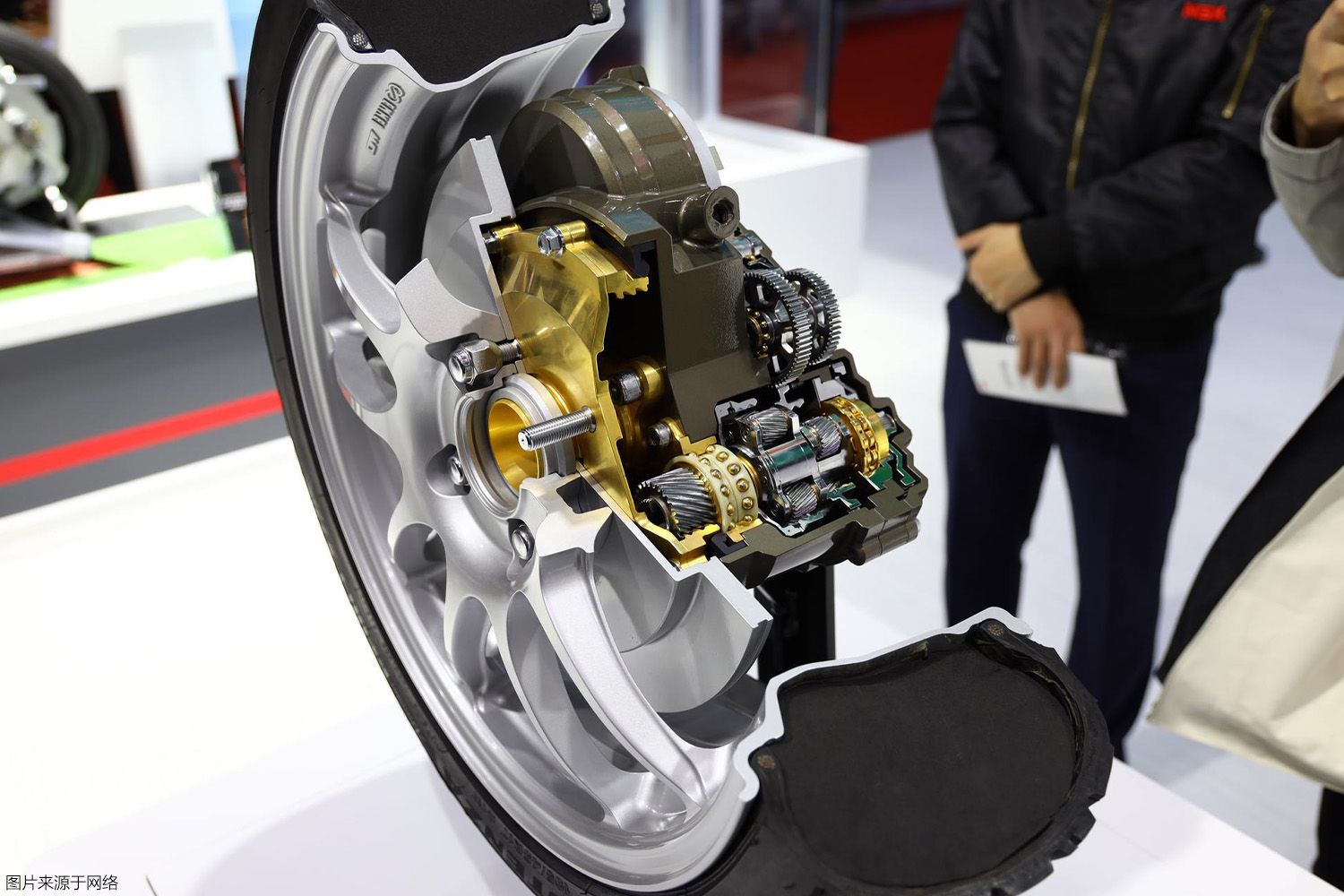 电动汽车为啥不把电机装轮毂里,把电机安装在自行车上