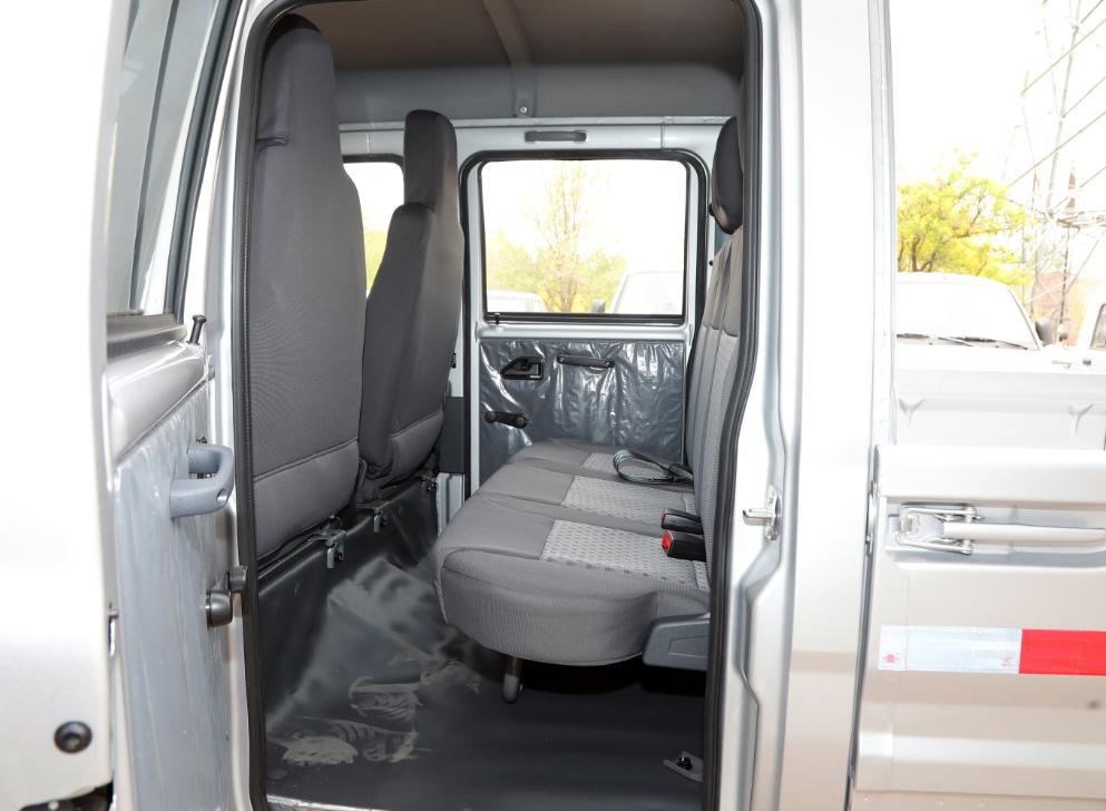 不到4万提了台五菱之光小卡,长超4米6,能载5人,能拉960斤货物