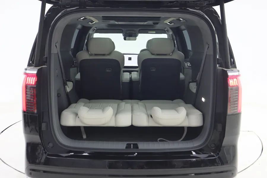 极氪009：前后三排都是主座，开到哪儿都是焦点！