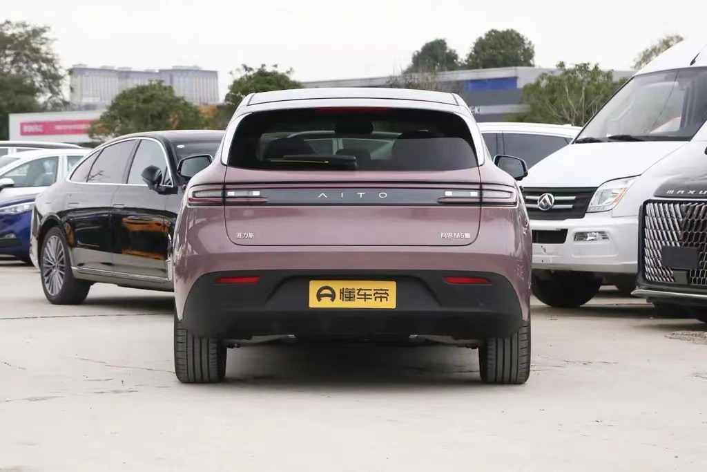 问界m5纯电动哪个颜色好看,问界m5纯电四驱性能版