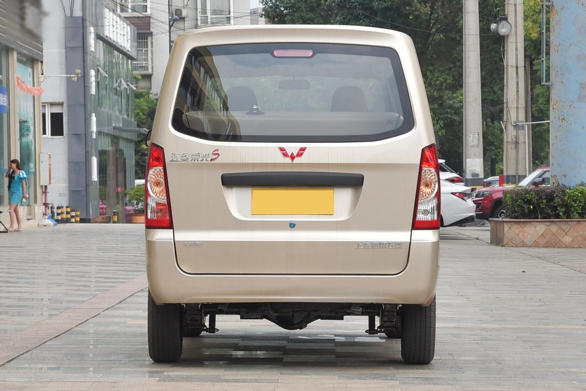 五菱荣光2023款标准型,2011款五菱荣光豪华版7座图片