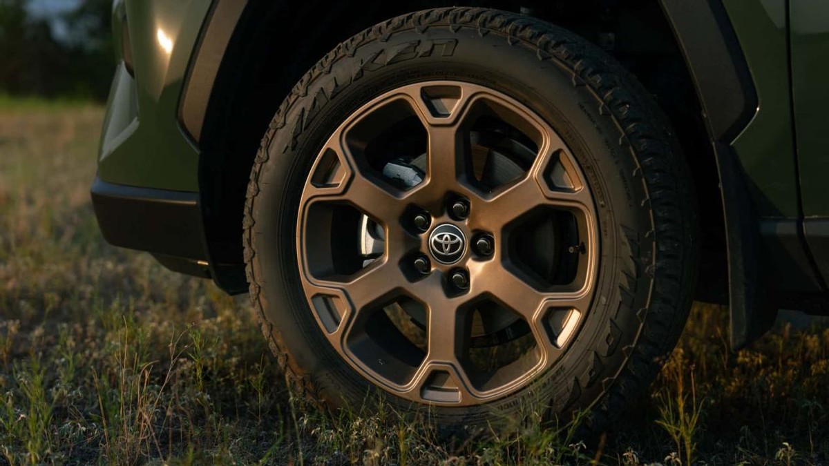 24款丰田rav42.0四驱顶配,24款丰田rav4