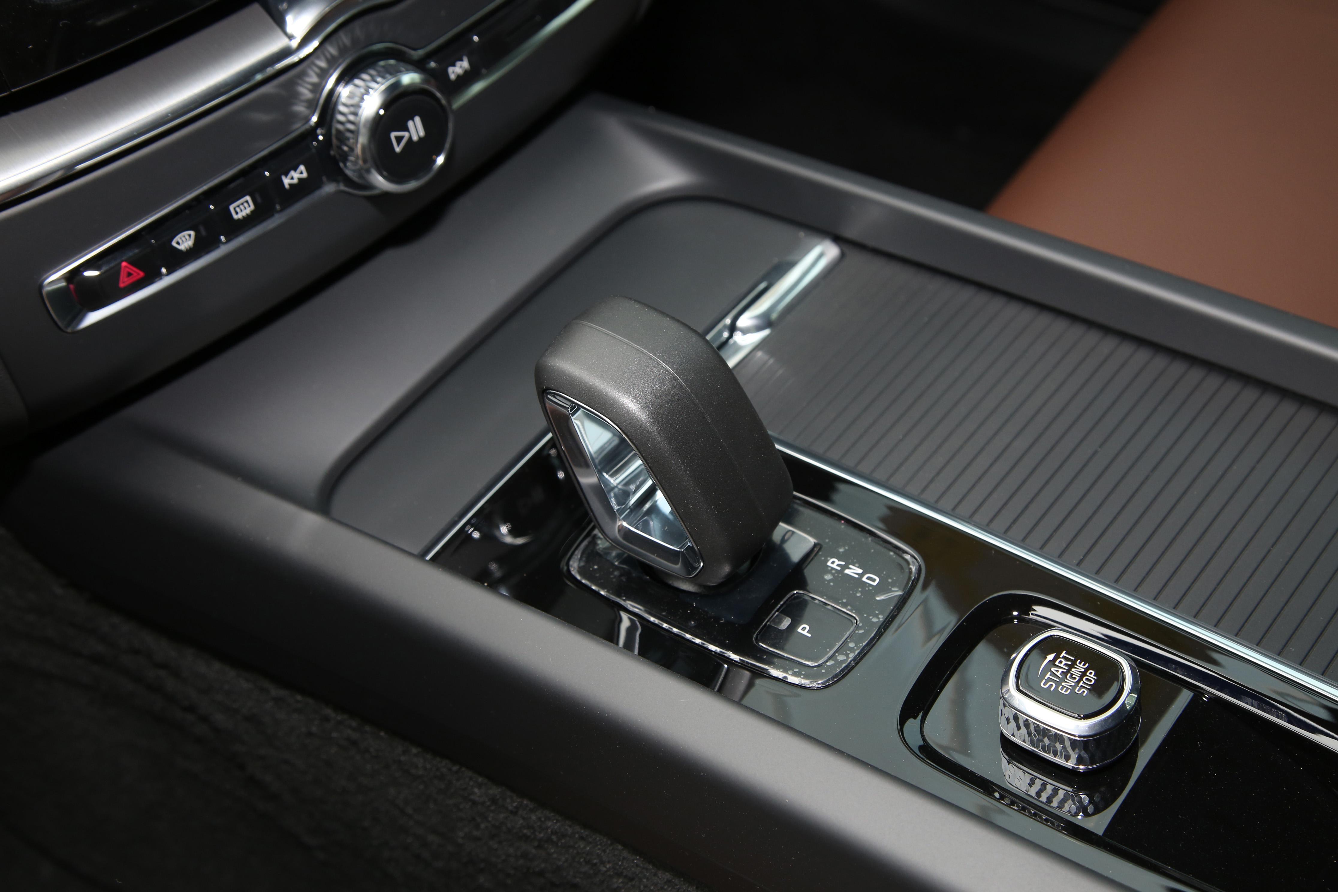 沃尔沃xc60与x3家用哪个更值得买,沃尔沃xc60和宝马3系哪个好呢