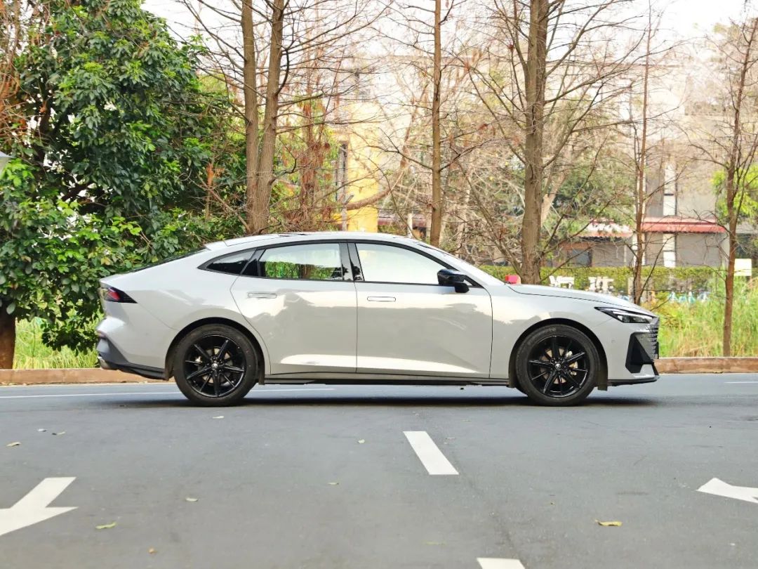 10万买艾瑞泽8还是买别的,univ和艾瑞泽8高能版