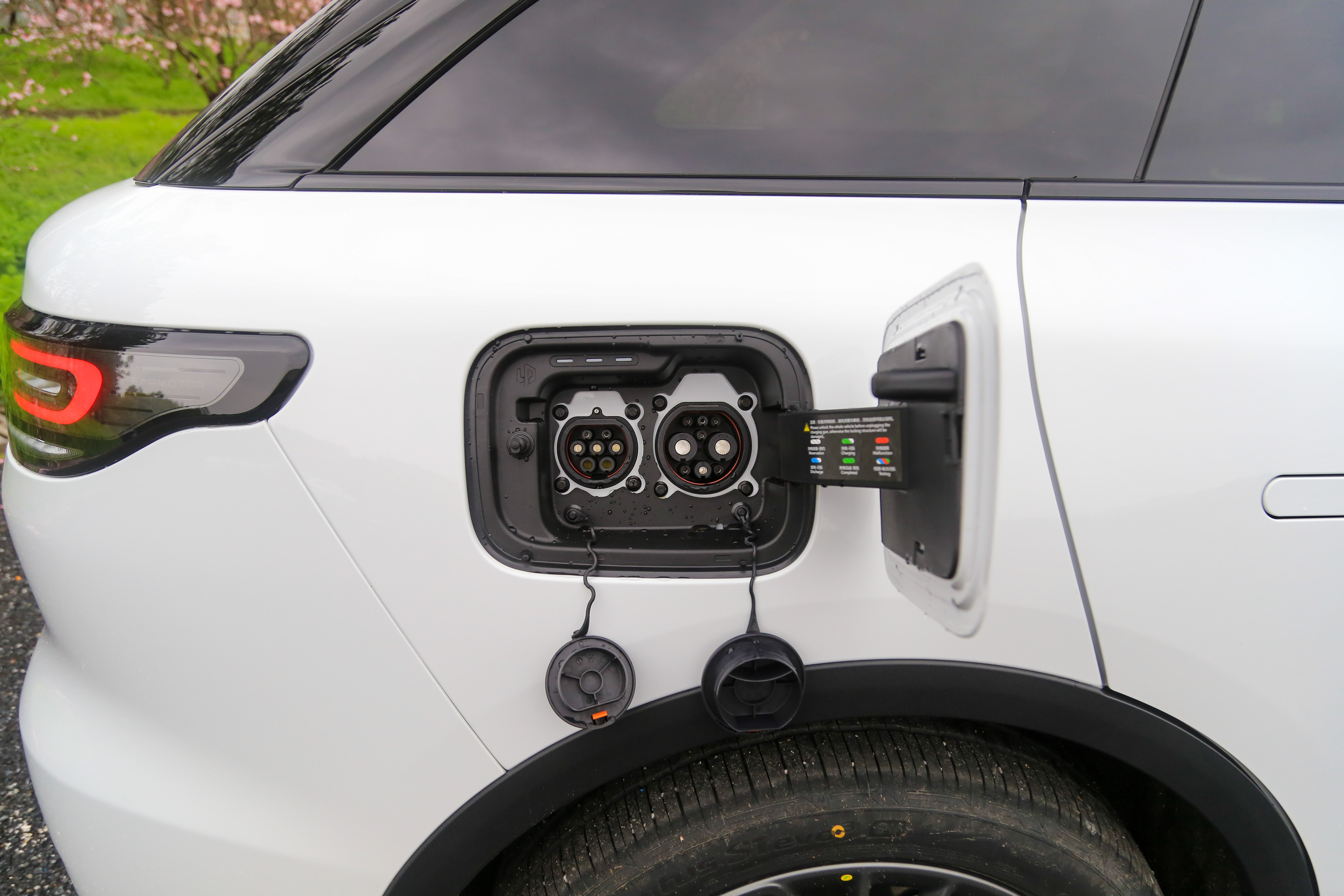 2023入门版c01和c11哪个值得买,零跑c01最新款试驾