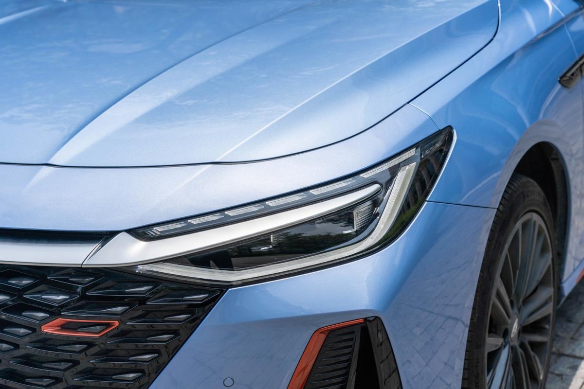 奇瑞艾瑞泽8新款2022试驾视频,艾瑞泽81.6t和星瑞1.5t深度测评