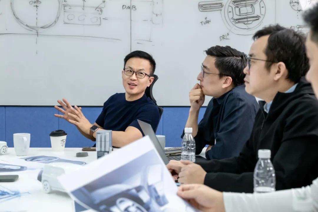 V23诞生史:给年轻人造一台大玩具