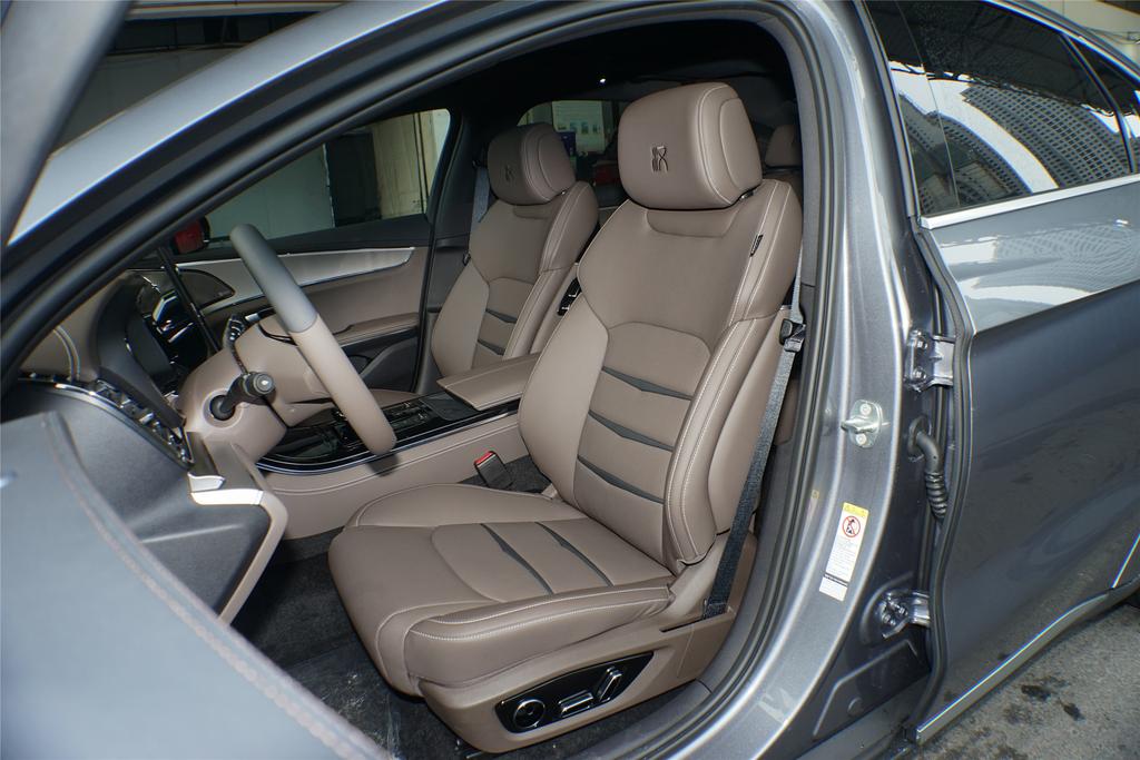 中央是一个15.6英寸液晶屏幕和各种功能按钮