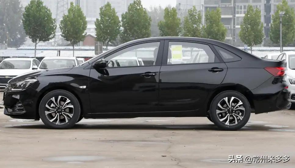 雪佛兰科鲁泽新款低配落地银色,雪佛兰科鲁泽轻混2020高冷灰