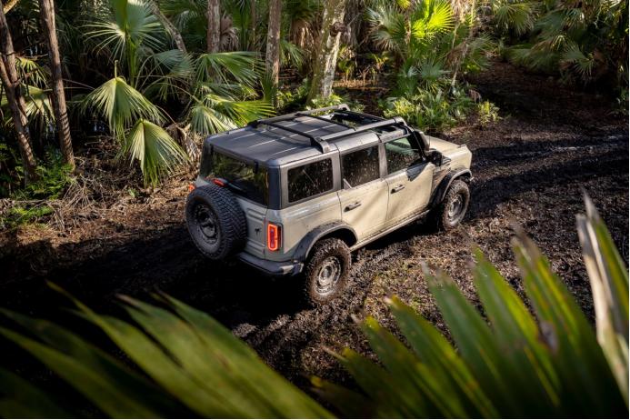 福特新bronco跟牧马人越野视频,福特硬派越野车bronco平行进口