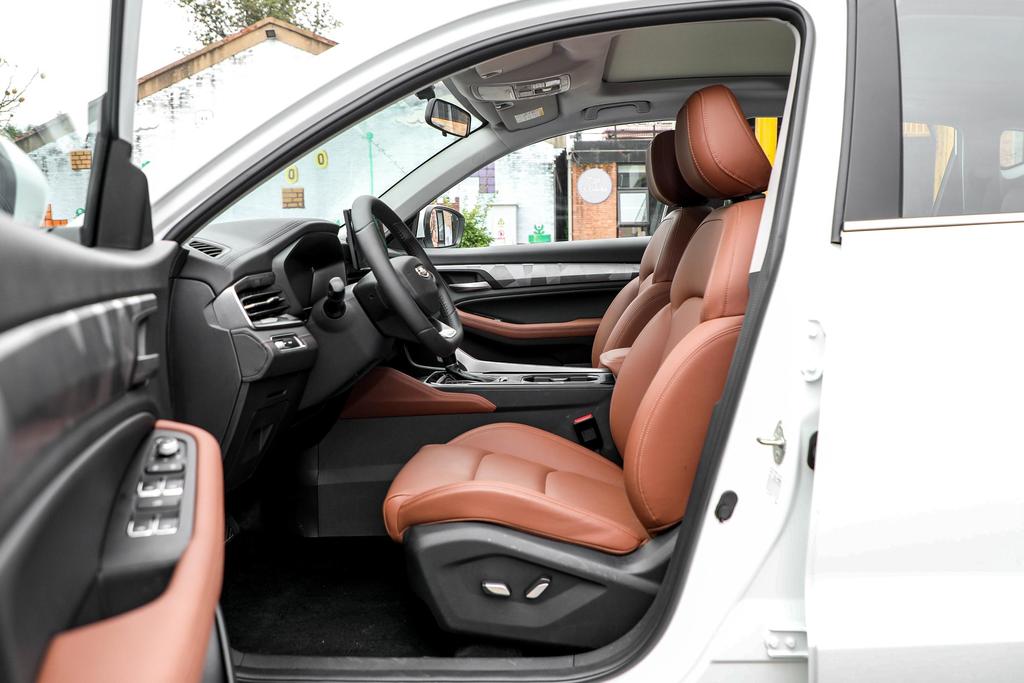 底盘震动油门踏板震动,新车油门踏板方向盘轻微振动