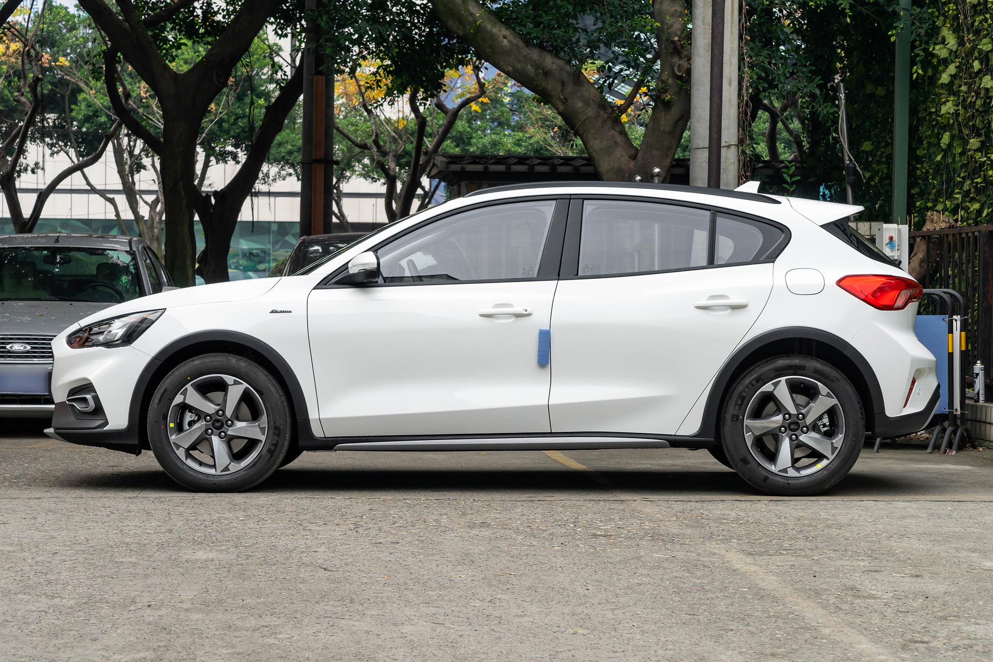 福特福克斯跨界版怎么样,福克斯哪款是四缸发动机at变速箱