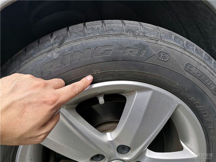 轮胎9年了才跑3万公里要换吗,轮胎被马路牙子刮破点皮要换吗