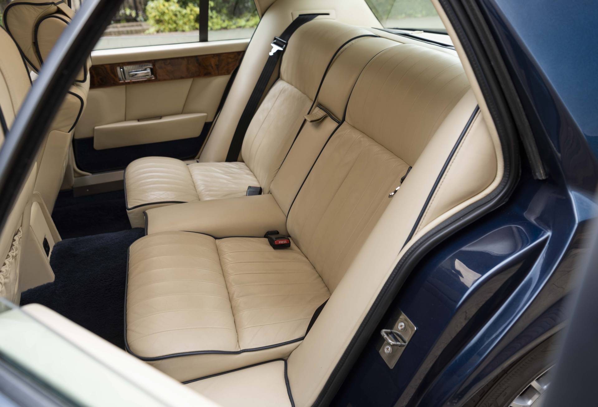 80年代阿斯顿·马丁·拉贡达价格,阿斯顿马丁老款拉贡达