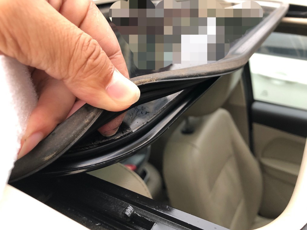 福克斯天窗漏水怎么调试,福克斯天窗从眼镜盒哪个位置漏水