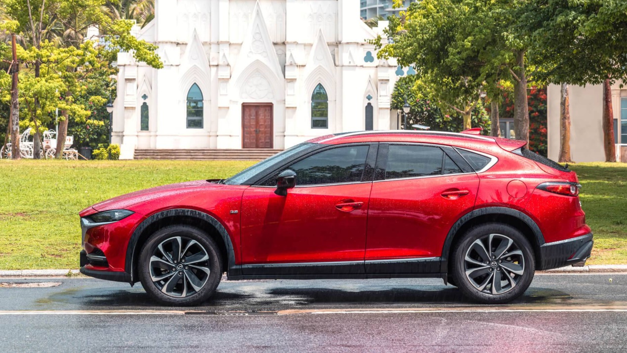 一汽奔腾b70s白色轿跑,上市新车全新b70