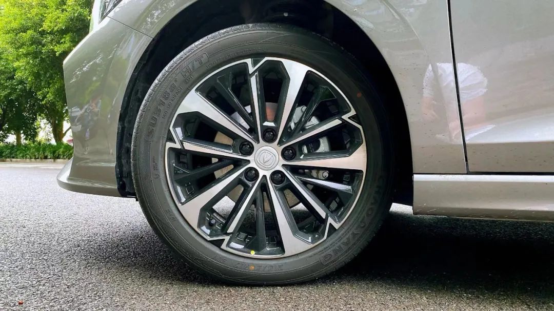 逸动plus2022款1.6豪华版,逸动plus内饰哪些地方是软的