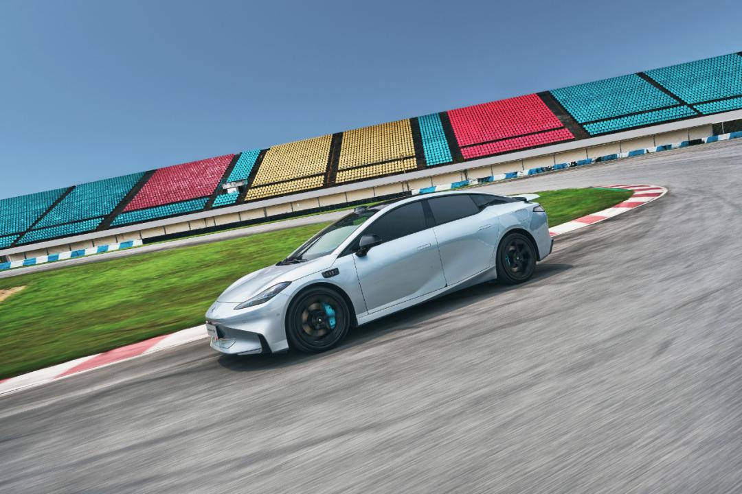 hypergt作为埃安hyper王牌车型,hypergt炫酷车