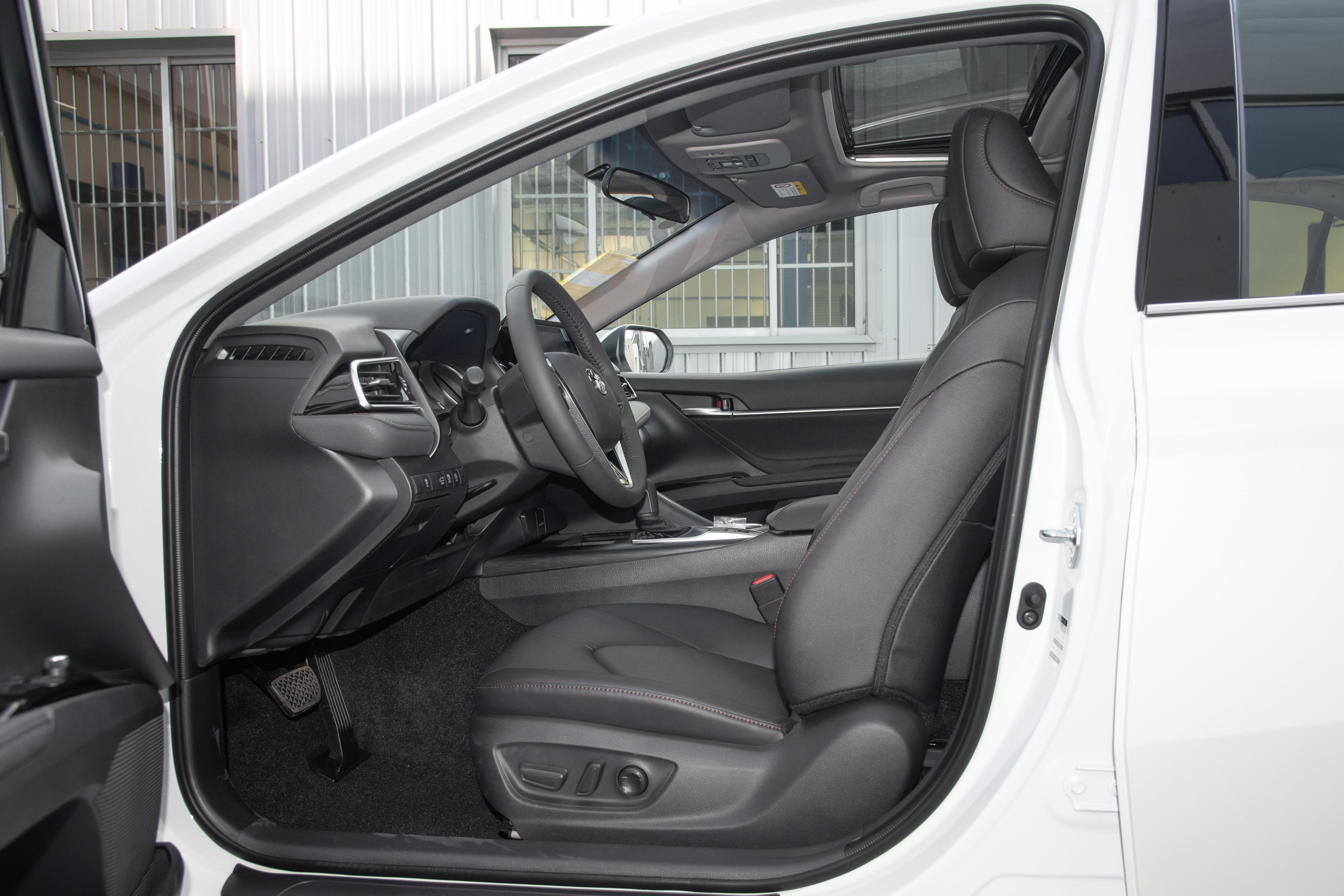 试驾丰田凯美瑞：配2.0L自吸发动机，NEDC综合油耗5.7L，值得入手