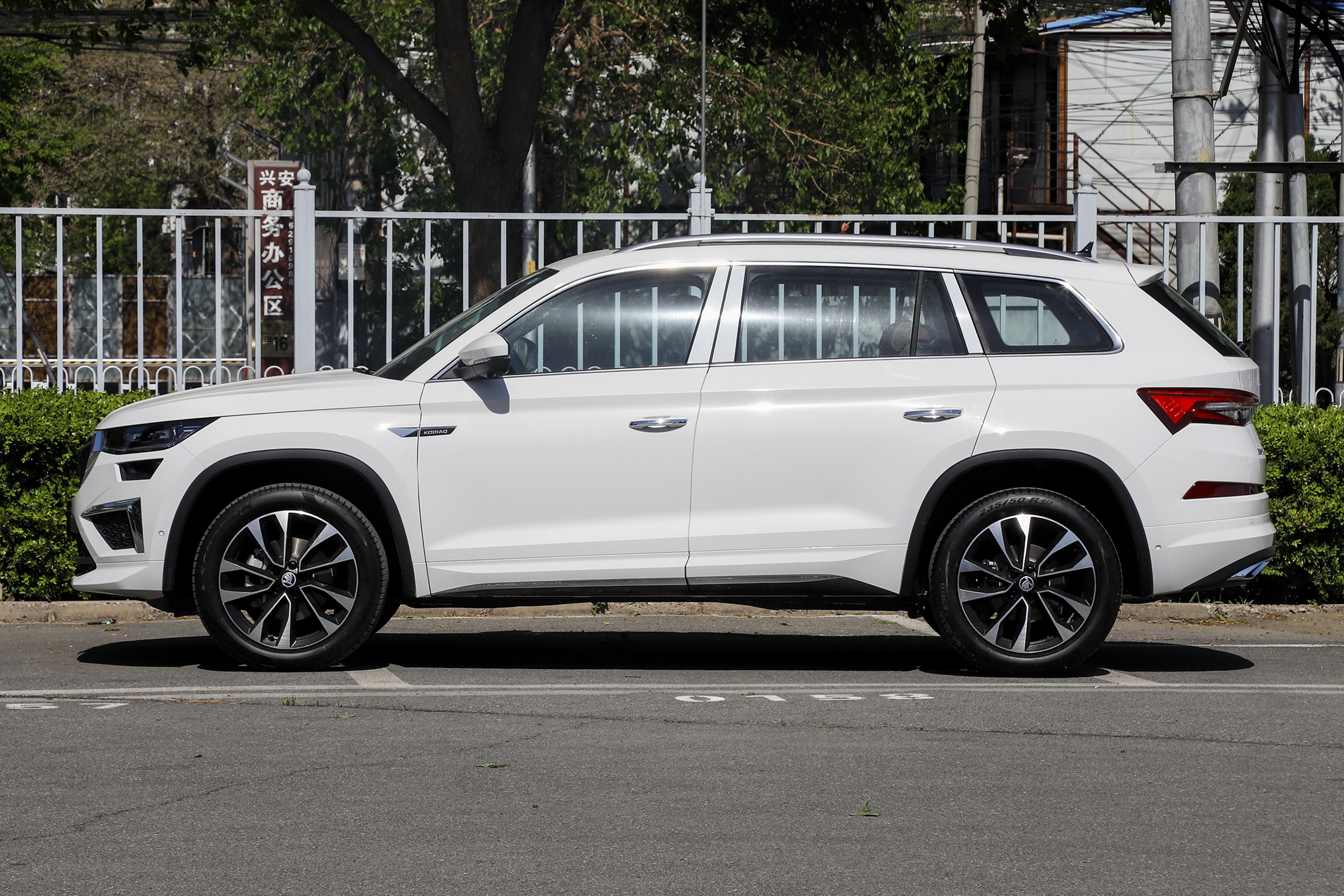 全新2022四驱顶配红旗hs5测评,柯迪亚克冠道红旗hs5哪个性价比高