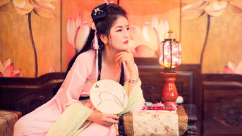 小说：她穿越异界，竟然变成白虎的奴隶，白虎还要负责每天喂饱她