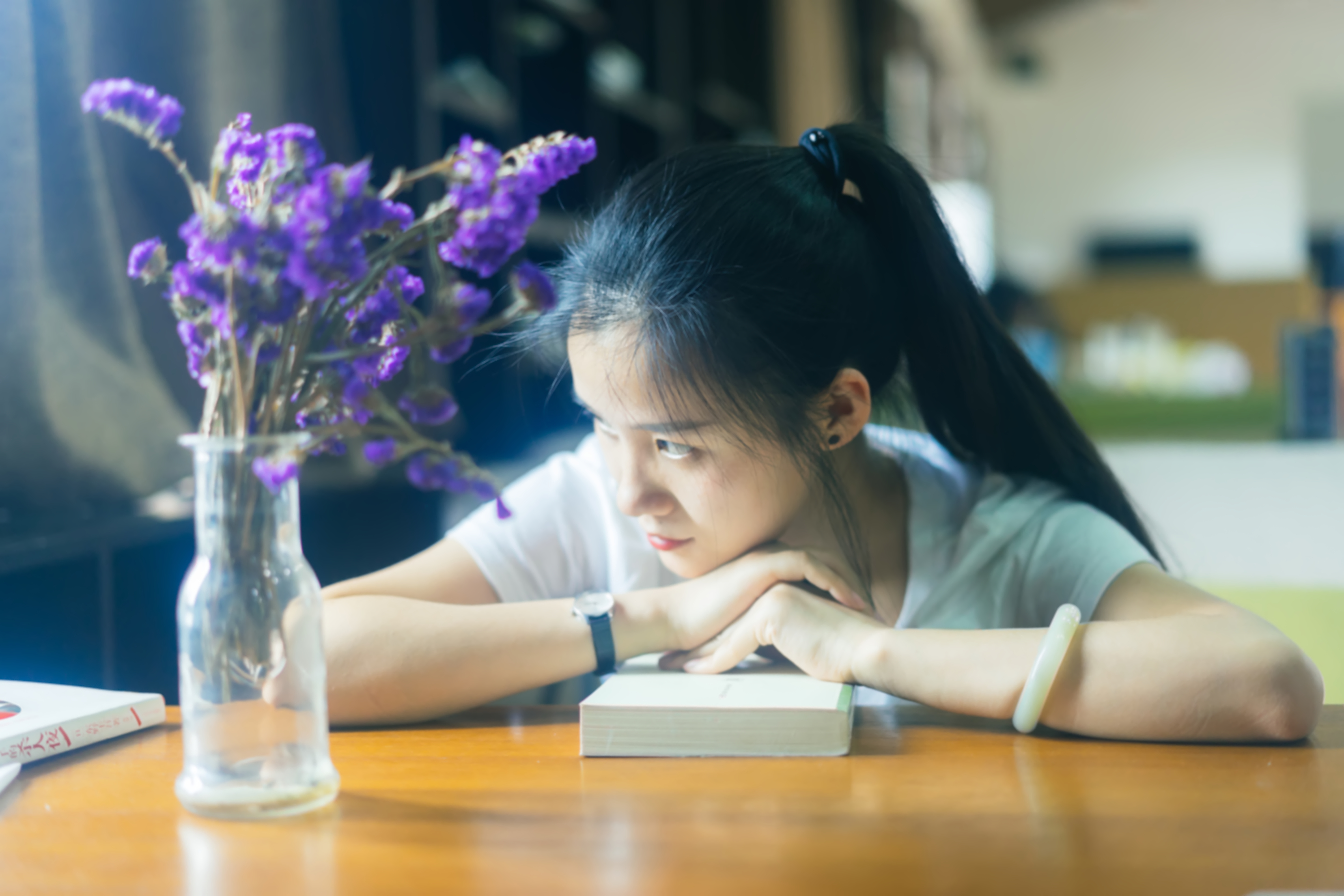 小说：中华银行总经理欲和纺织厂合作，双方各打算盘斗智斗勇