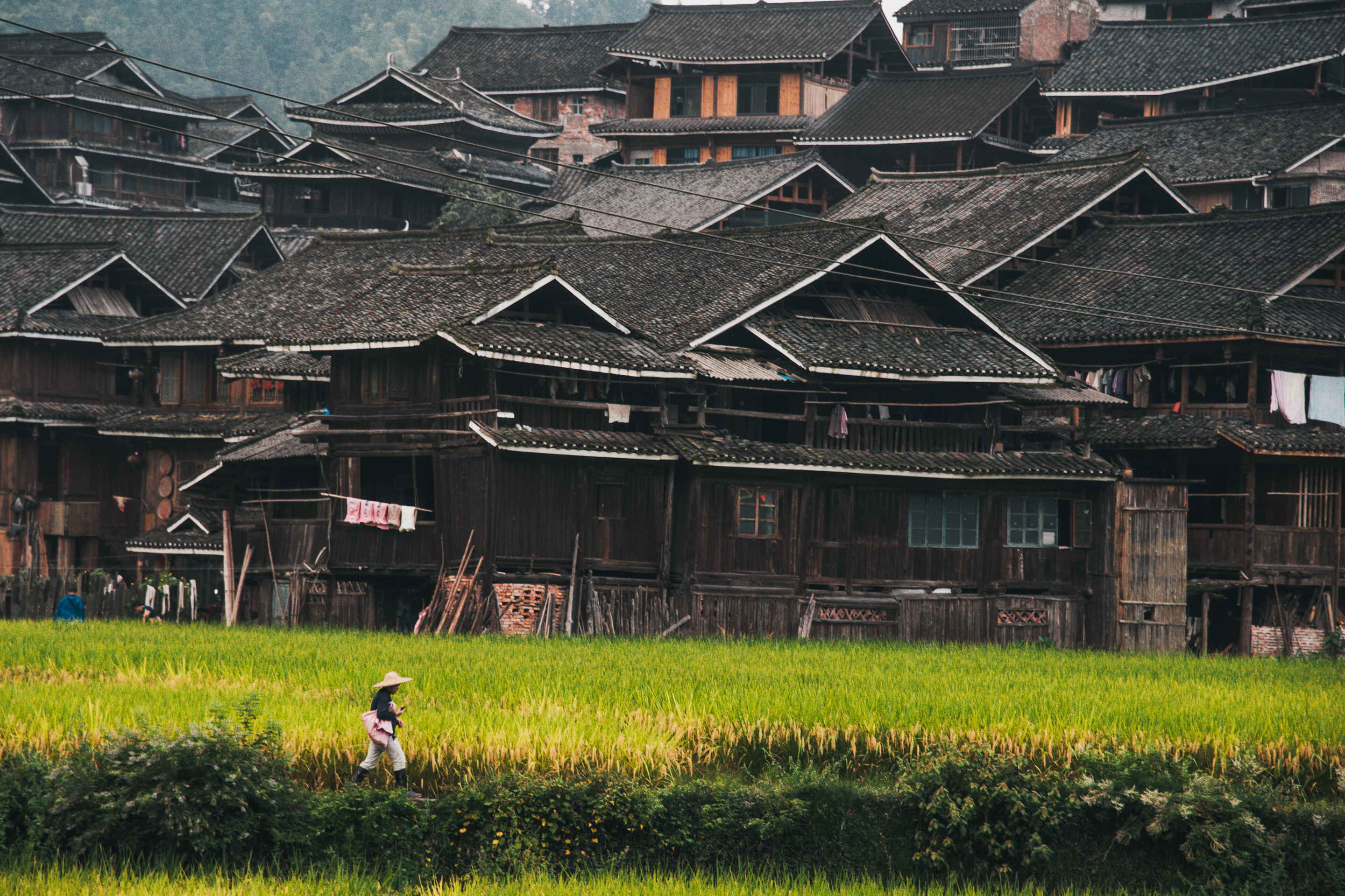 贫困山区破旧房屋,贫困户破旧的房子