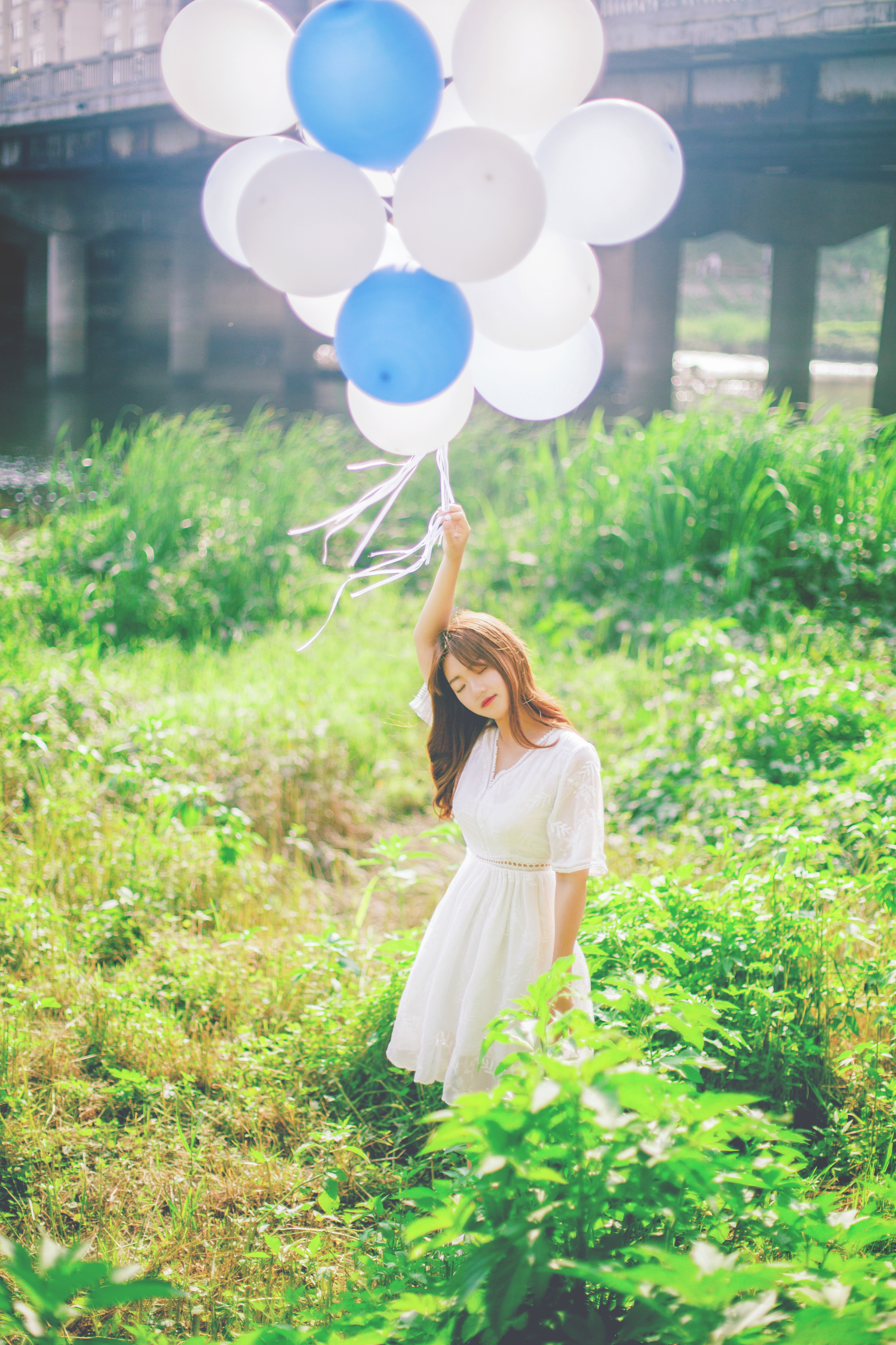 男子压上重注去赛场赌马，马匹失控摔倒，他直接掏出手枪将马击毙