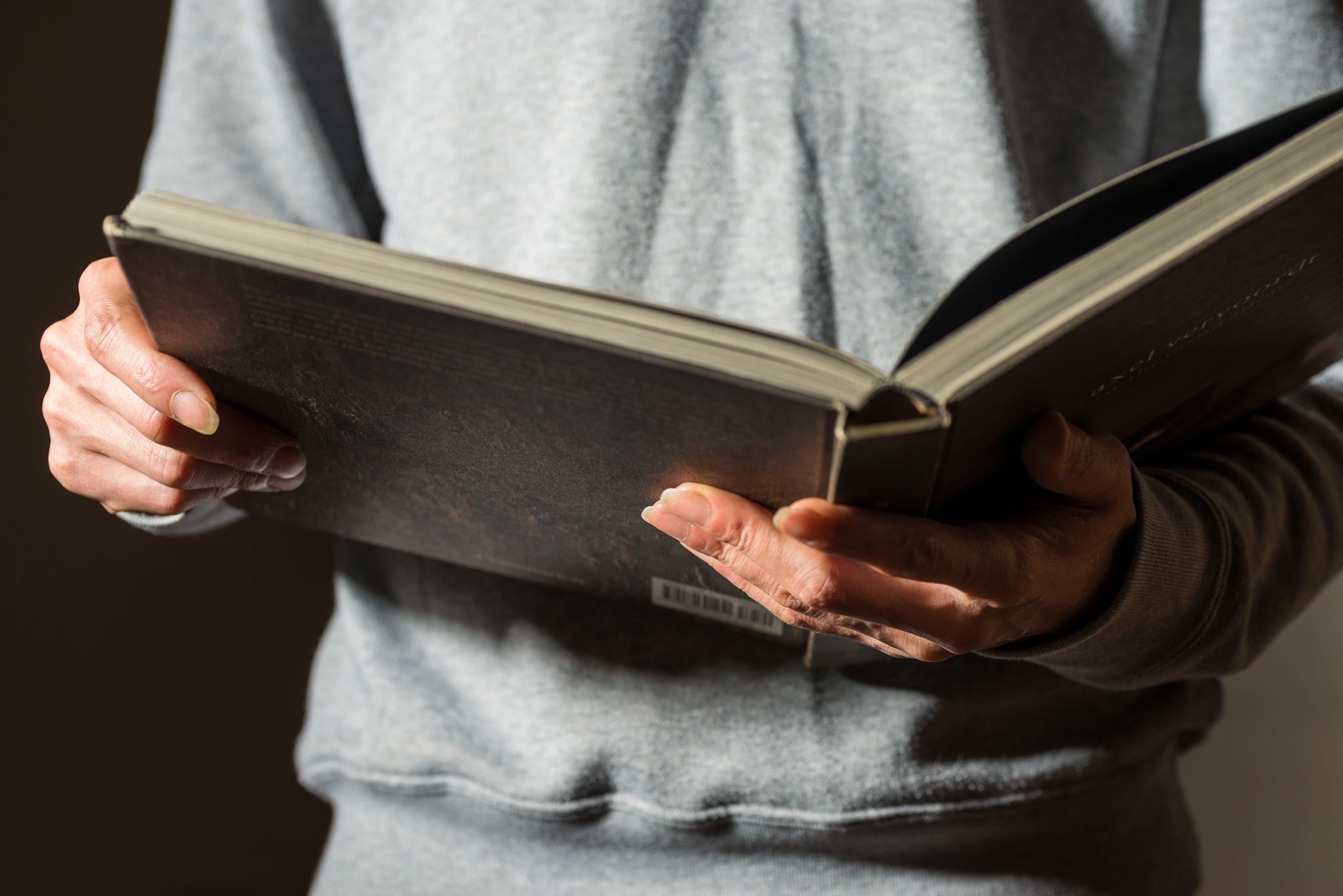 刚出生婴儿落入恶毒女子手里,婴儿刚出生就被抱走小说