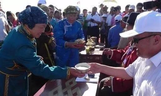 嫩芽香且灵，尝见绿花生：蒙古族与近代俄国在茶饮习俗上的邂逅