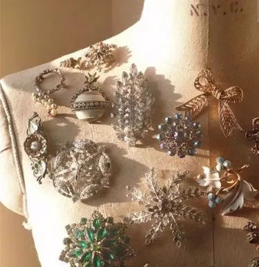 冬季胸针怎么戴,胸针百搭用法图解图片大全