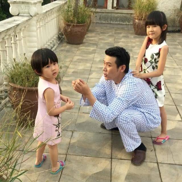 有种“公平”叫陆毅的女儿，姐妹俩如同复制粘贴，大长腿成功吸睛