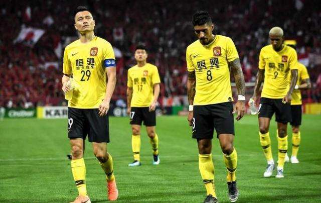 错信塔利斯卡+国脚后腰梦游，卡帅连续犯错致完败