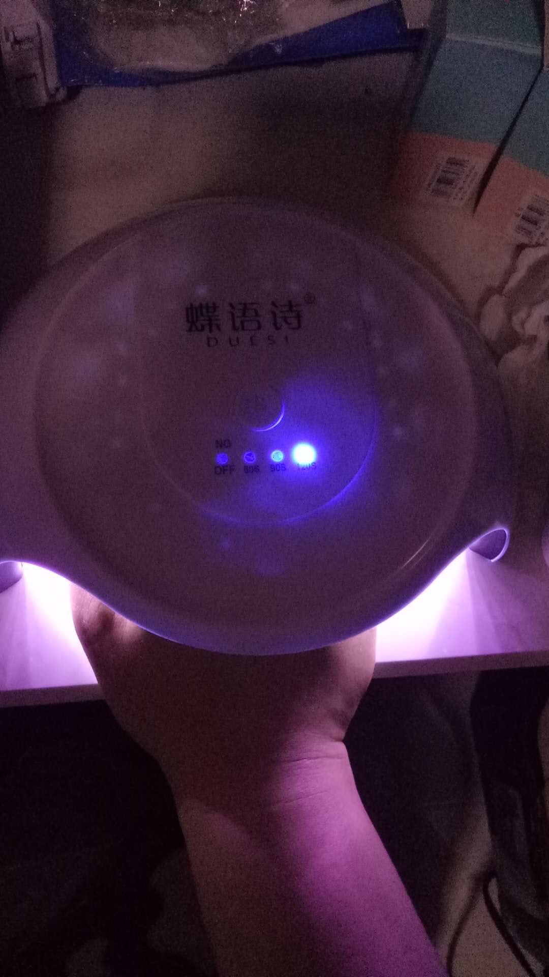 在家就可以随便做个美甲,下班回来做个美甲让自己开心一点