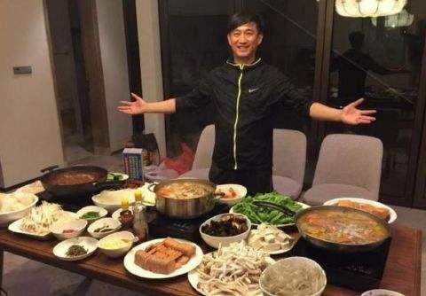 6天前,从“国民偶像”到“娱乐圈厨神”的黄小厨,也翻车了?