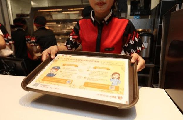 为什么肯德基餐盘总是垫纸,为什么吃肯德基需要垫纸