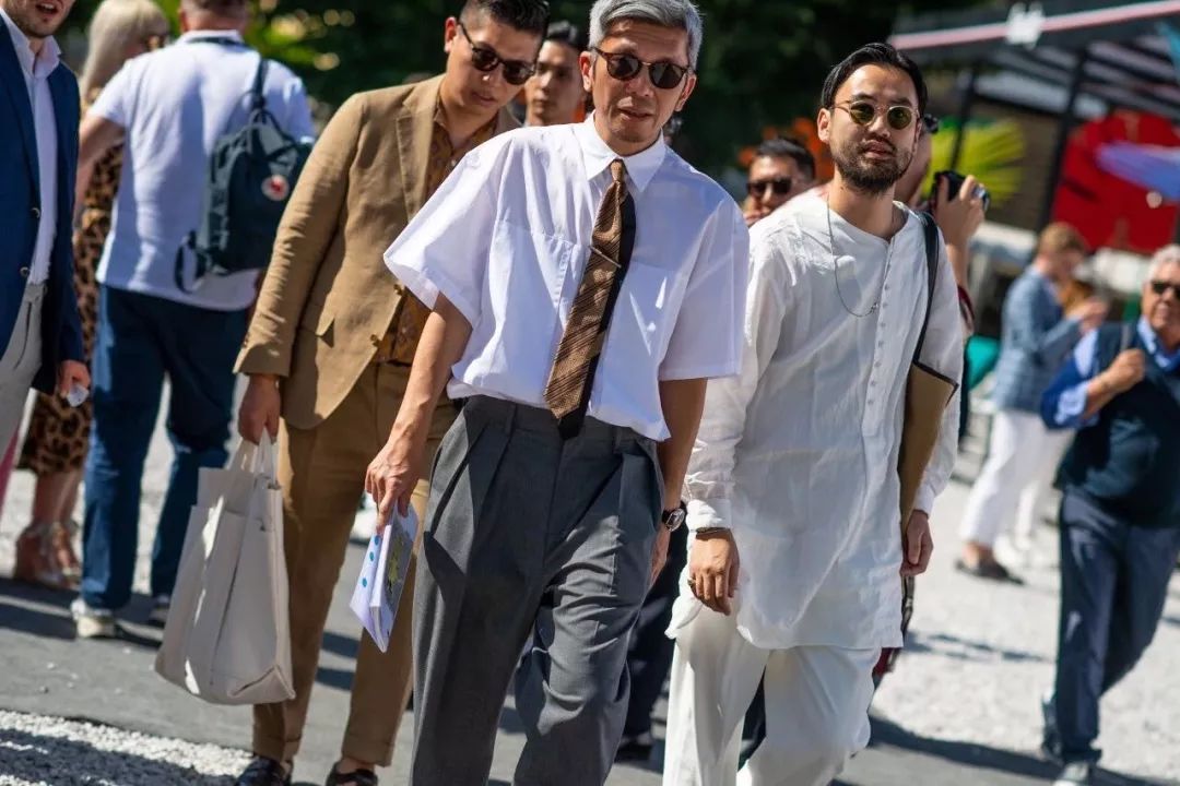 简单的衬衫穿出不同的潮流感来,衬衫怎么穿才能既时尚又舒服